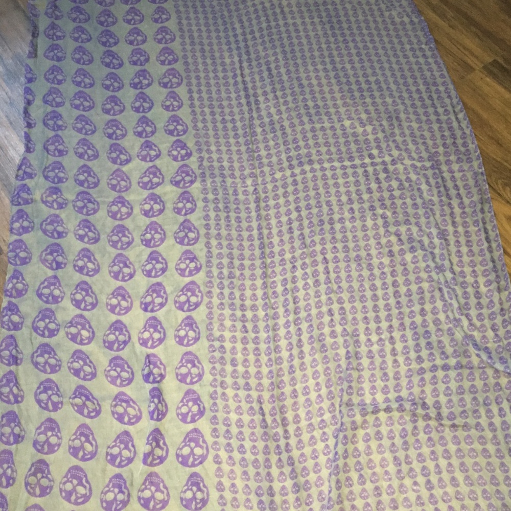 Lightweight Scarf Shawl Gray W/ Purple Skulls - Picture 5 of 5